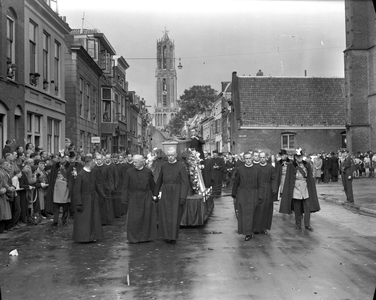 810468 Afbeelding van de rouwstoet bij de begrafenis van Johannes Kardinaal de Jong in de Lange Nieuwstraat te Utrecht ...
